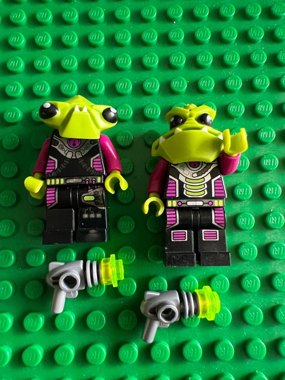 Lego Minifigures Alien Conquest Alien Warrior and Alien Pilot